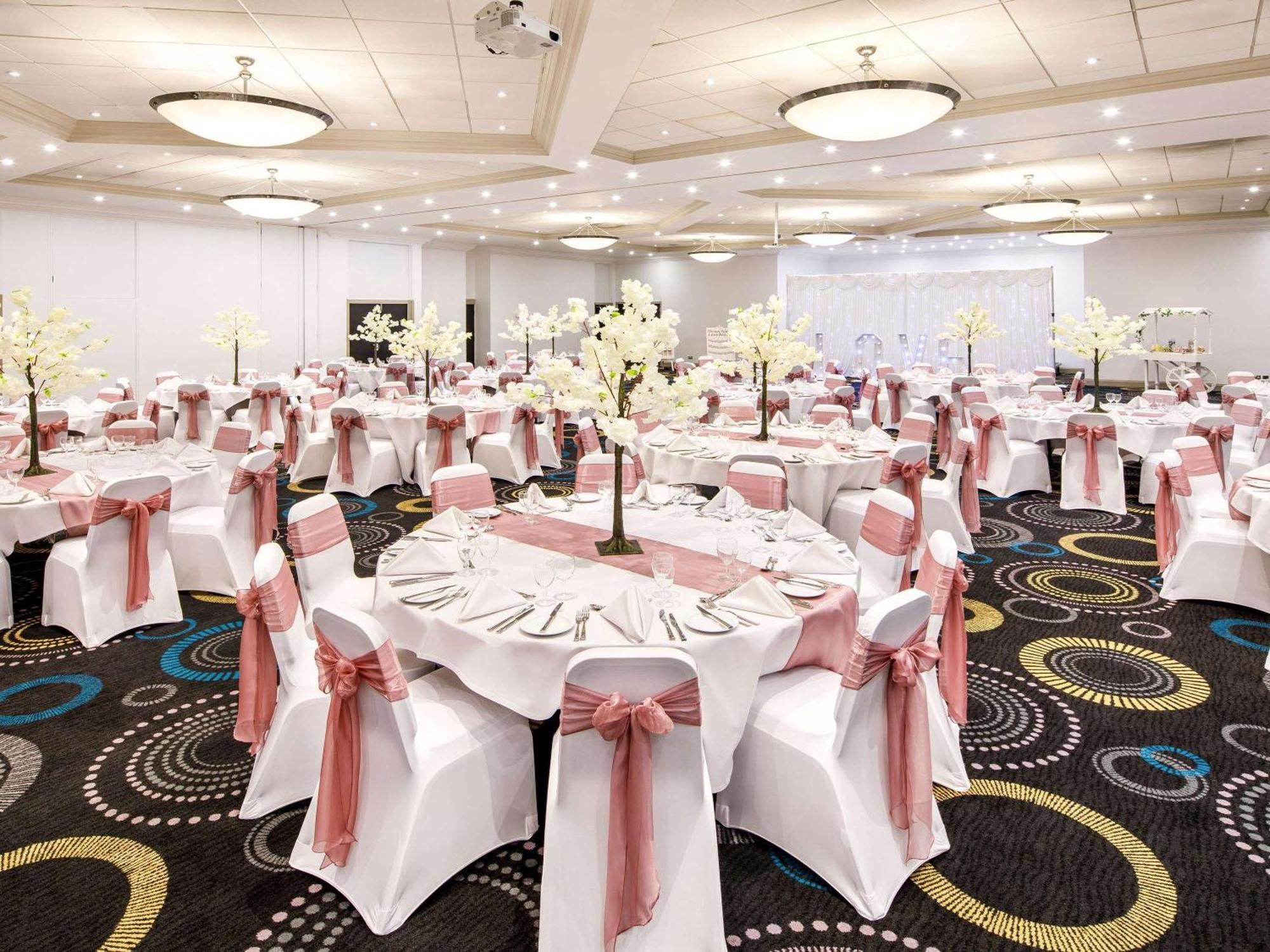 Mercure Telford Centre Hotel Экстерьер фото